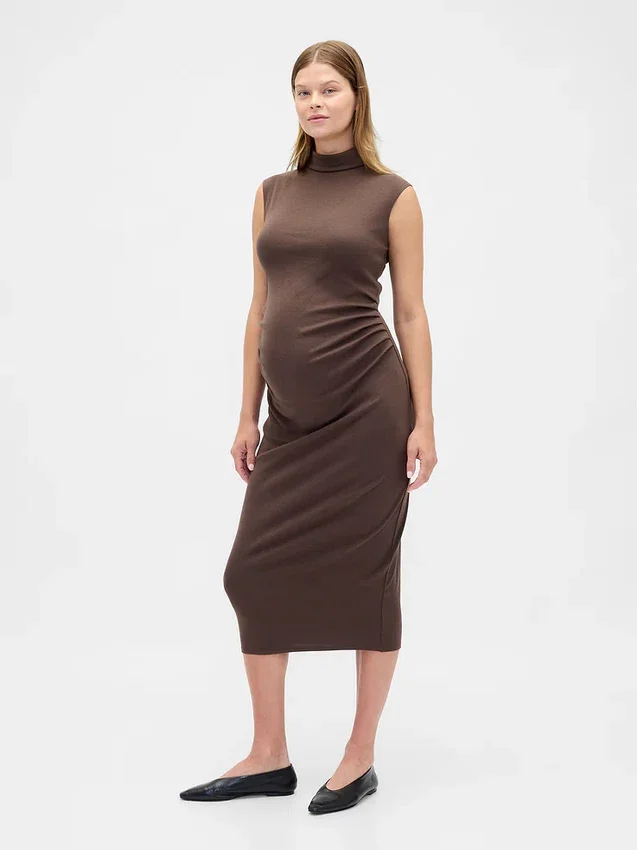 Vestido premamá moderno con cuello alto