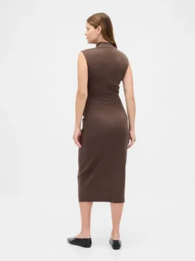 Vestido premamá moderno con cuello alto