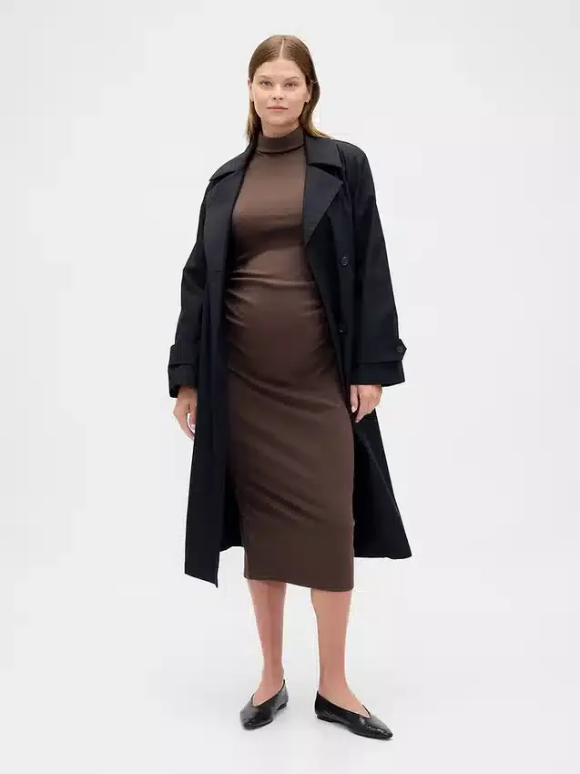 Vestido premamá moderno con cuello alto