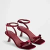 Zapatos de tacón bajo con tiras y punta abierta con lazo de terciopelo
