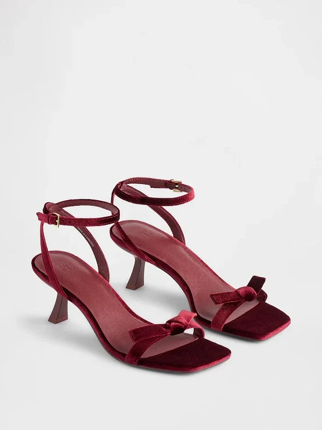 Zapatos de tacón bajo con tiras y punta abierta con lazo de terciopelo