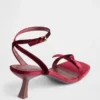 Zapatos de tacón bajo con tiras y punta abierta con lazo de terciopelo