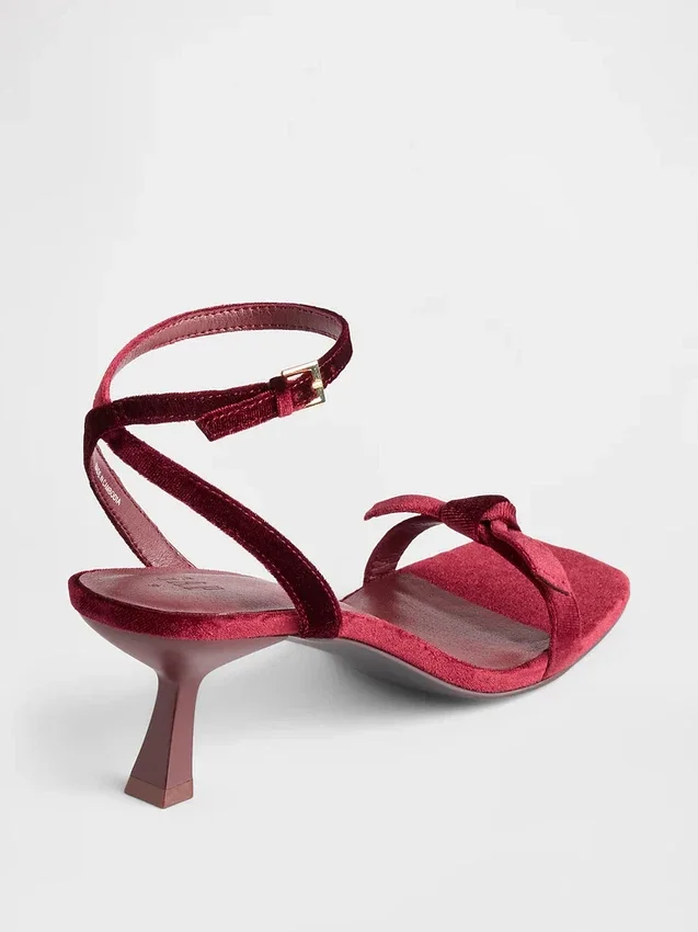 Zapatos de tacón bajo con tiras y punta abierta con lazo de terciopelo
