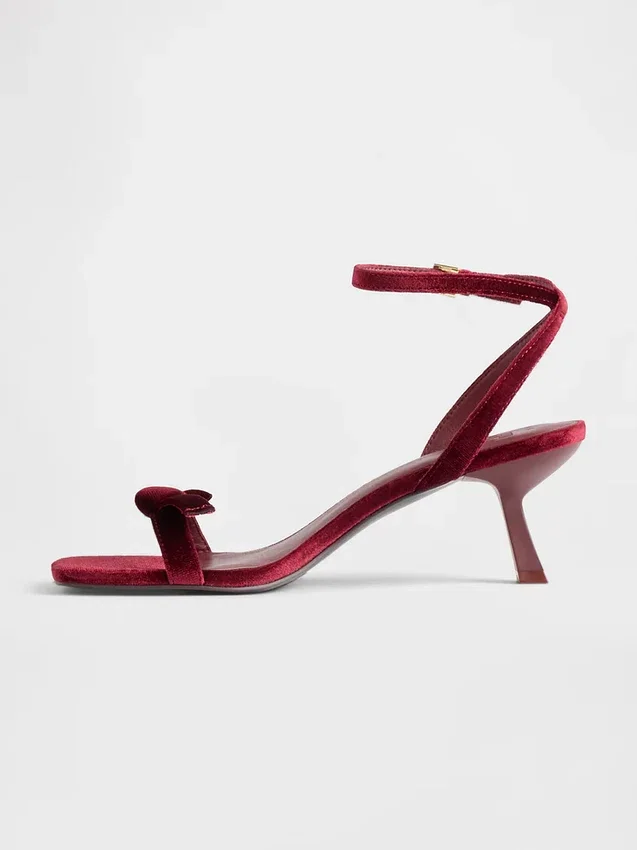 Zapatos de tacón bajo con tiras y punta abierta con lazo de terciopelo